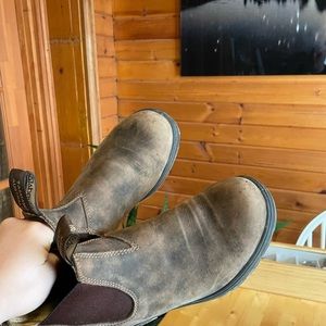 Brown classic Blundstone (5.5 men, 7.5 women)